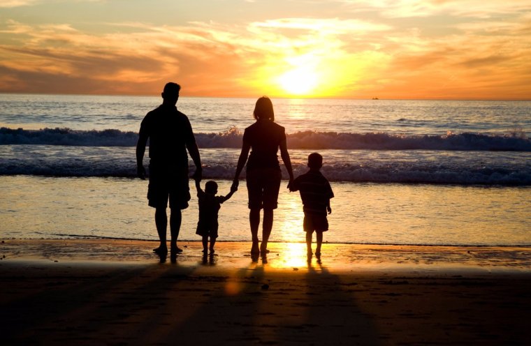 Семья на закате