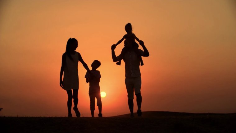 Семья на закате