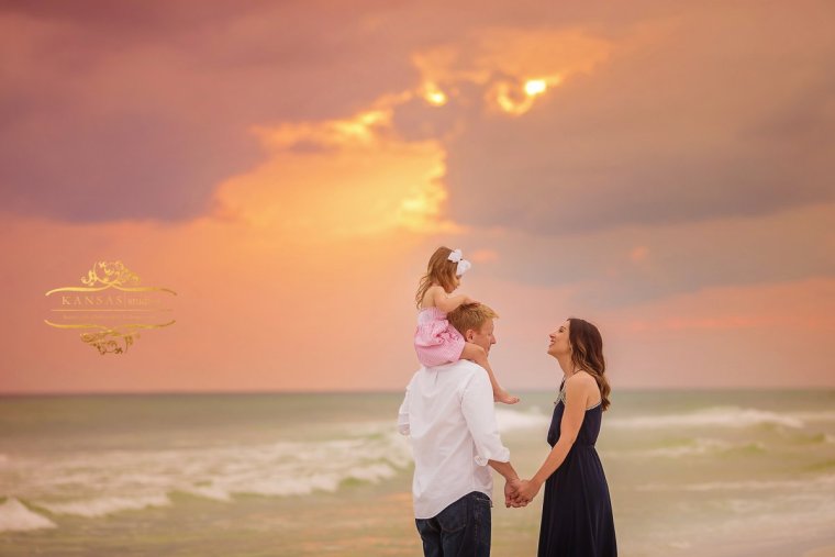 Семья на закате