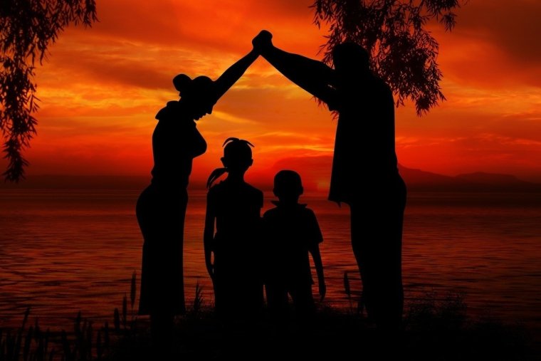 Семья на природе на закате