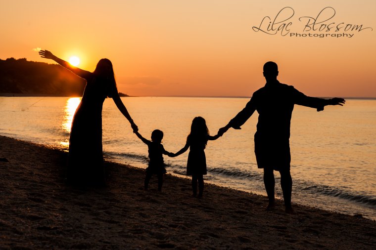 Счастливая семья со спины на море