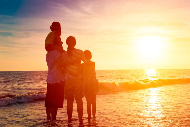 Семья со спины на фоне моря