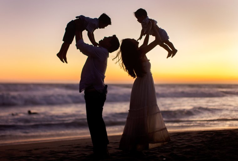 Семья на закате