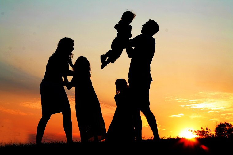 Счастливая семья на закате