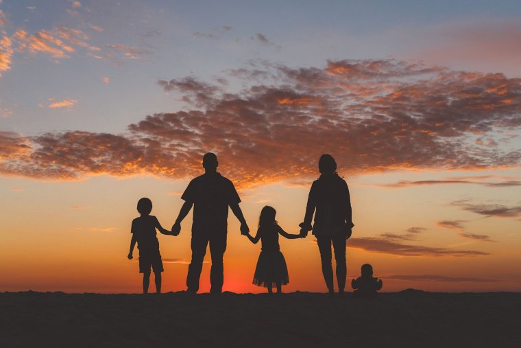 Семья на закате