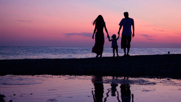 Семья на фоне моря