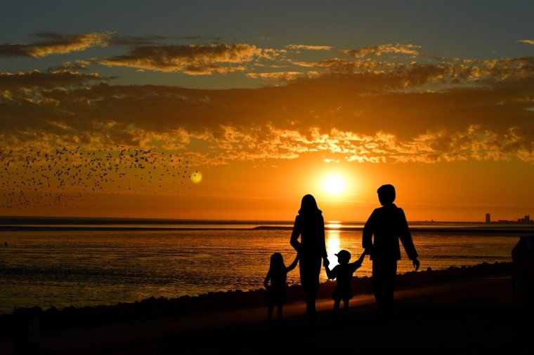 Семья на закате