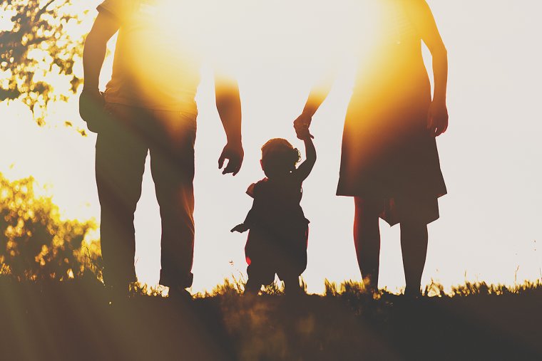 Счастливая семья со спины
