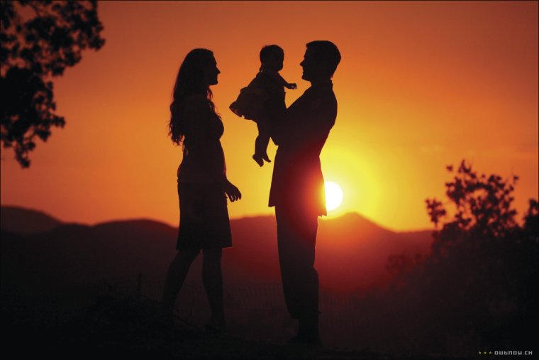 Счастливая семьяна закаате