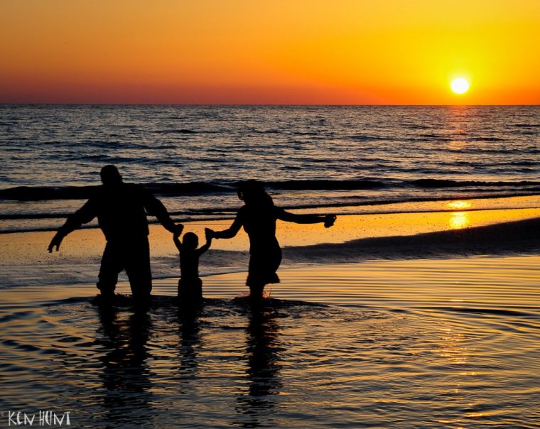 Семья море закат