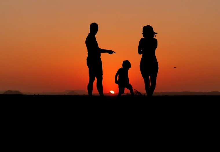 Семья с детьми на закате