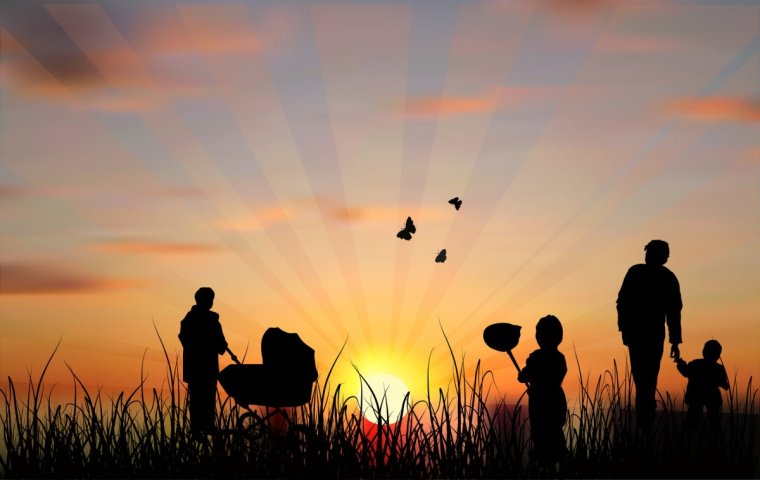 Дружная семья на закате