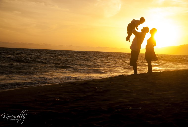 Семейная фотосессия на закате море