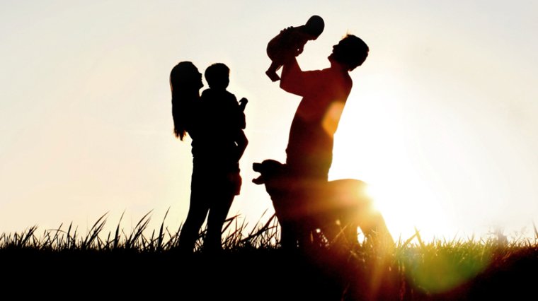 Счастливая семья со спины