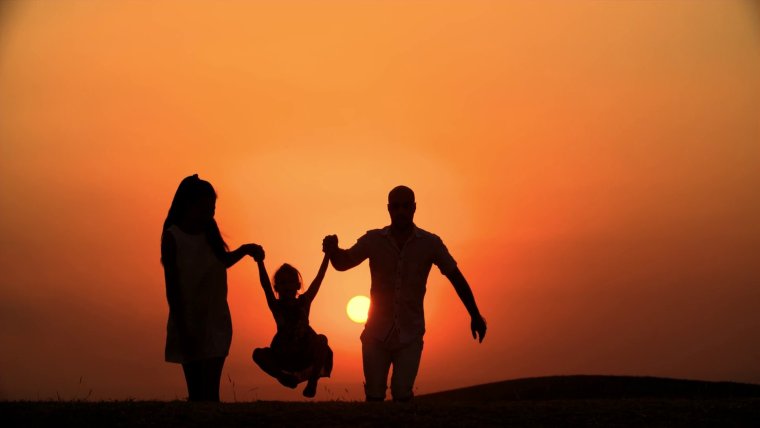 Семья на фоне заката