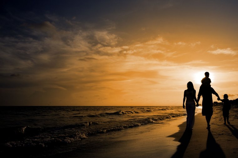 Силуэт семьи на берегу моря