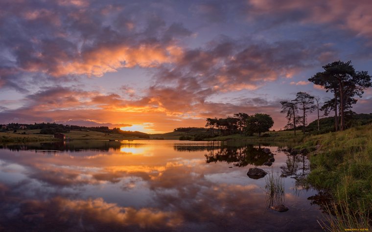 Красивый закат на реке