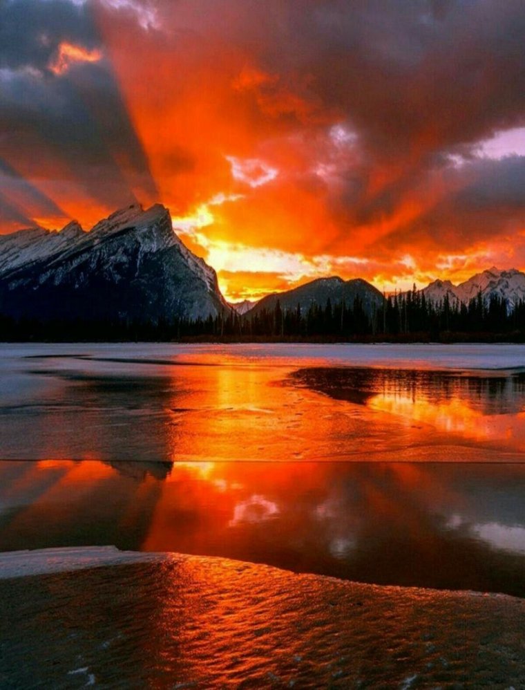 Красивый закат в горах