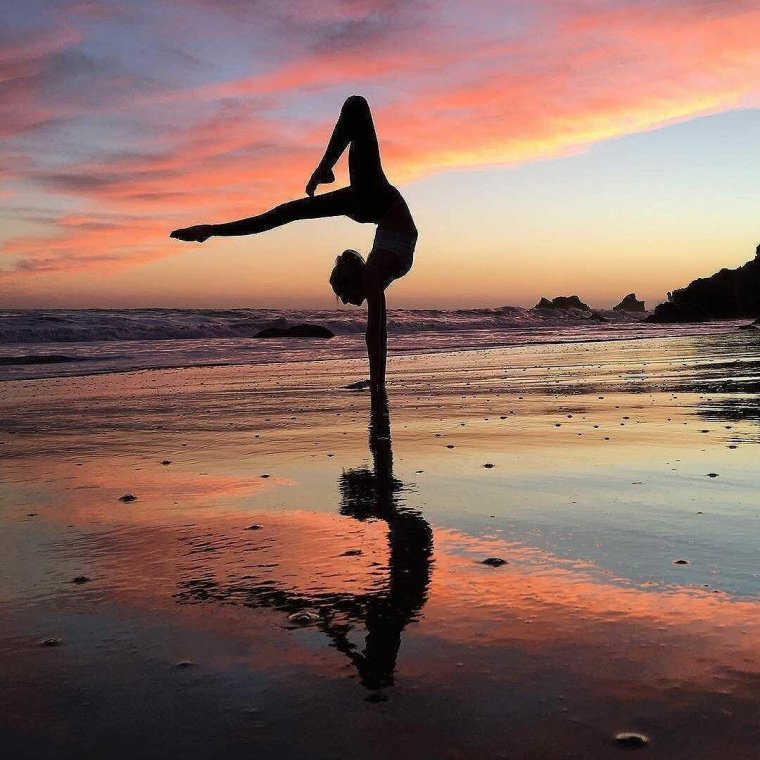 Гимнастка на закате