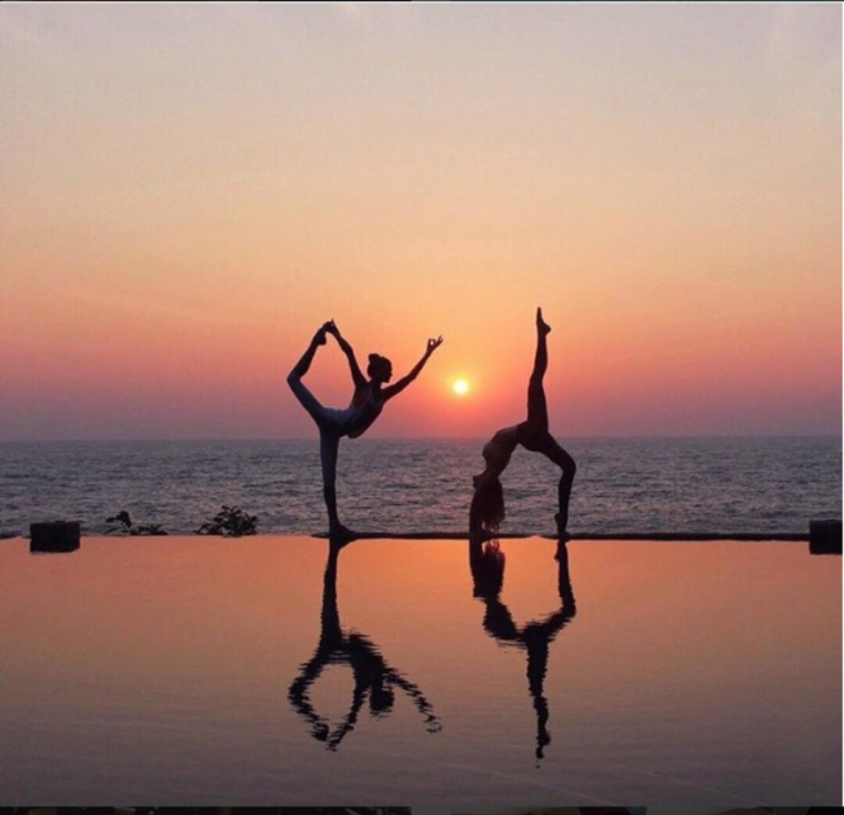 Позы йоги на закате