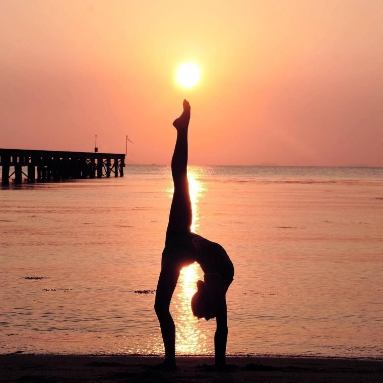 Шпагат на закате