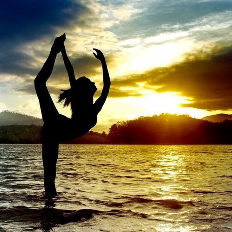 Гимнастка на закате