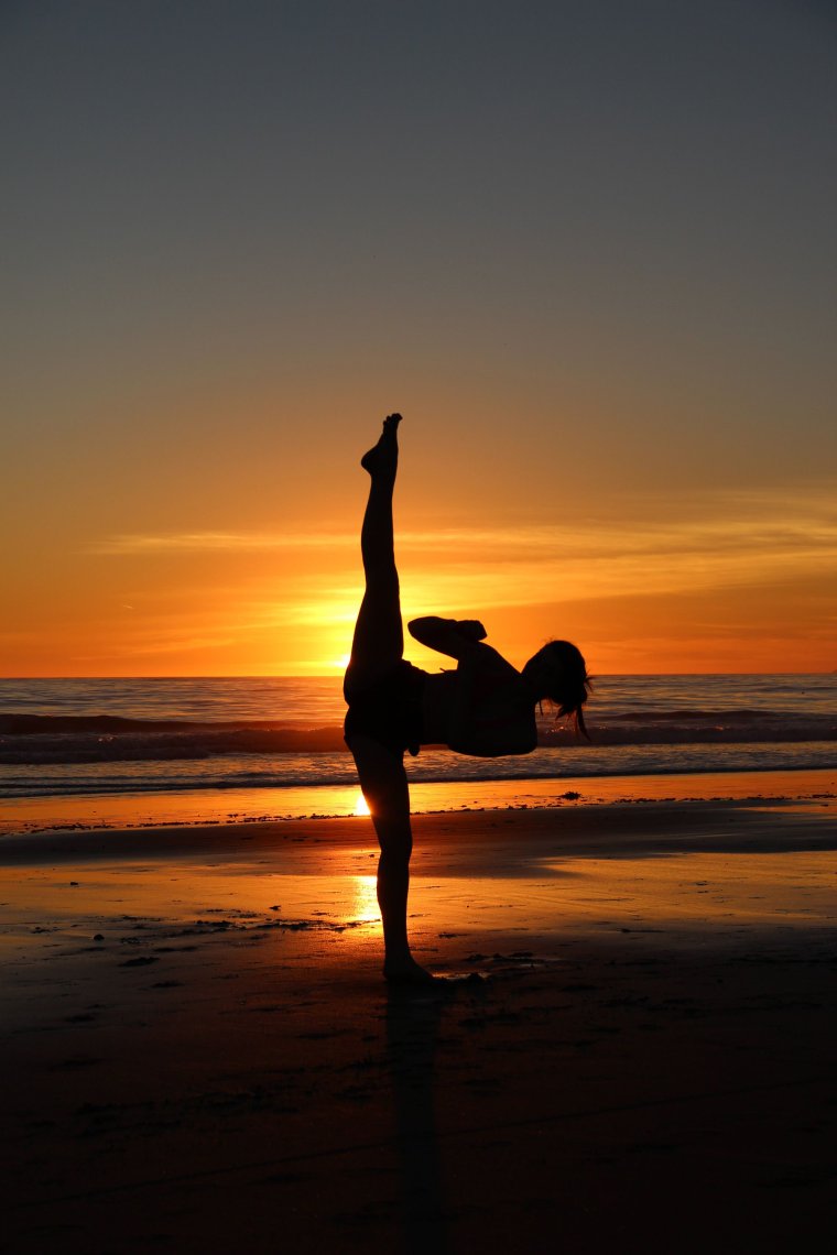 Гимнастка на закате