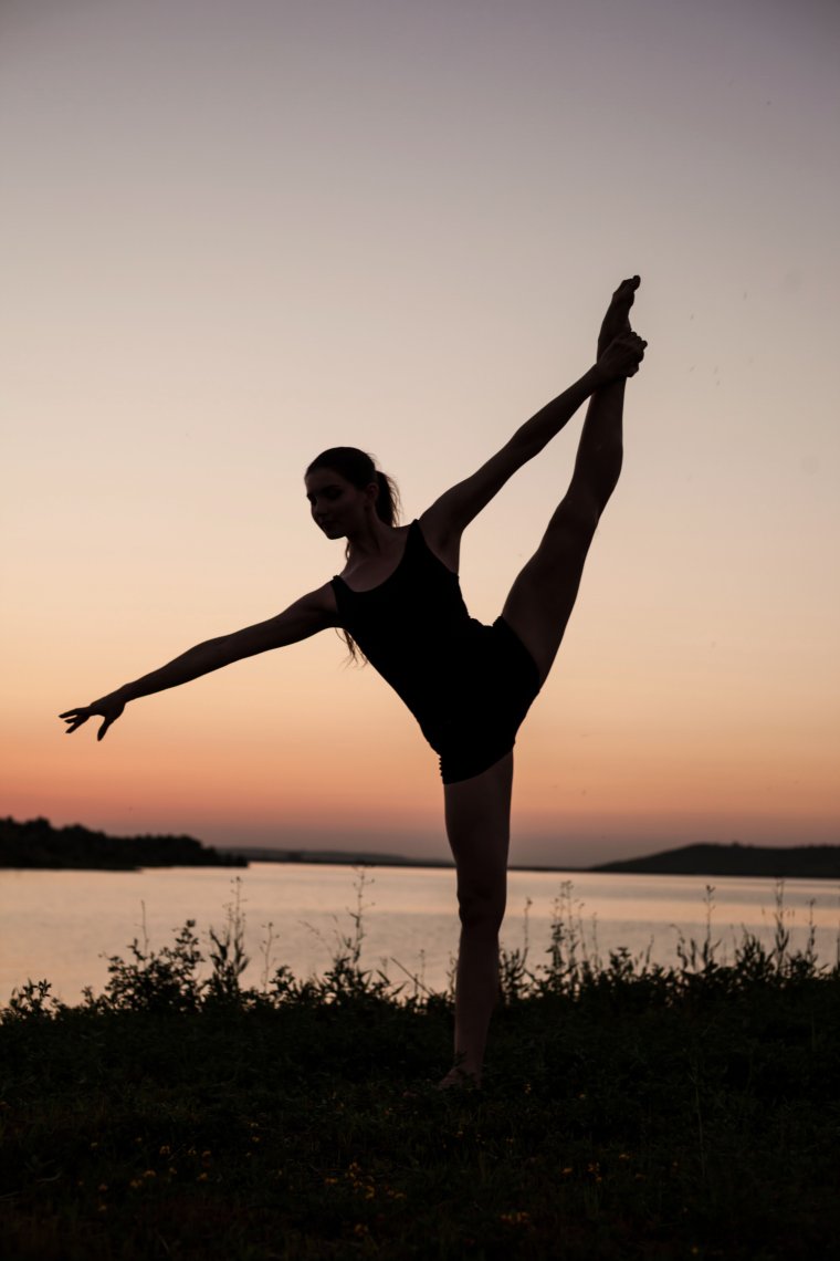 Гимнастка на закате