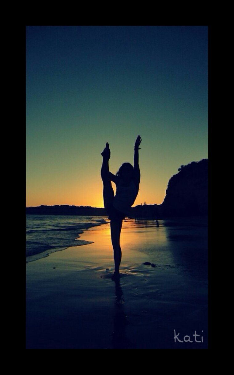 Красивые гимнастки на закате