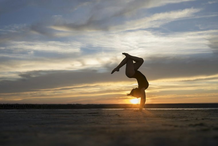 Гимнастка на фоне заката