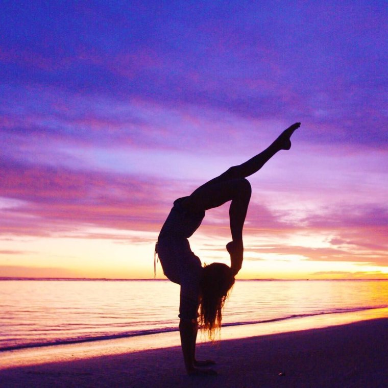 Гимнастка на закате маленькая