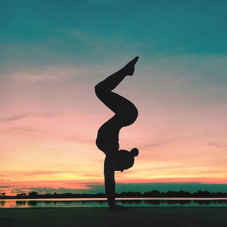 Акробатика девушки