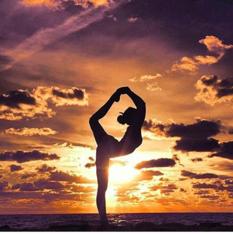 Гимнастика на фоне заката
