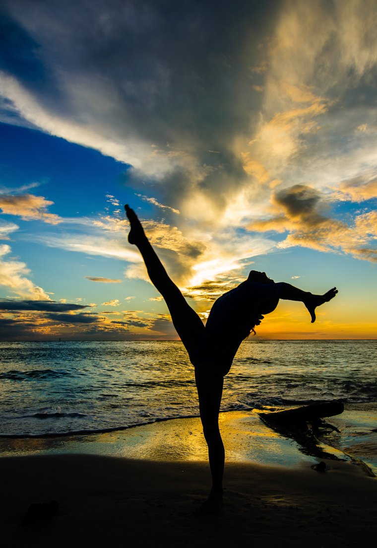 Гимнастки на море