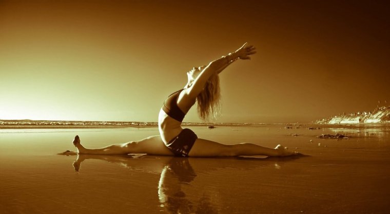 Красивый шпагат на море