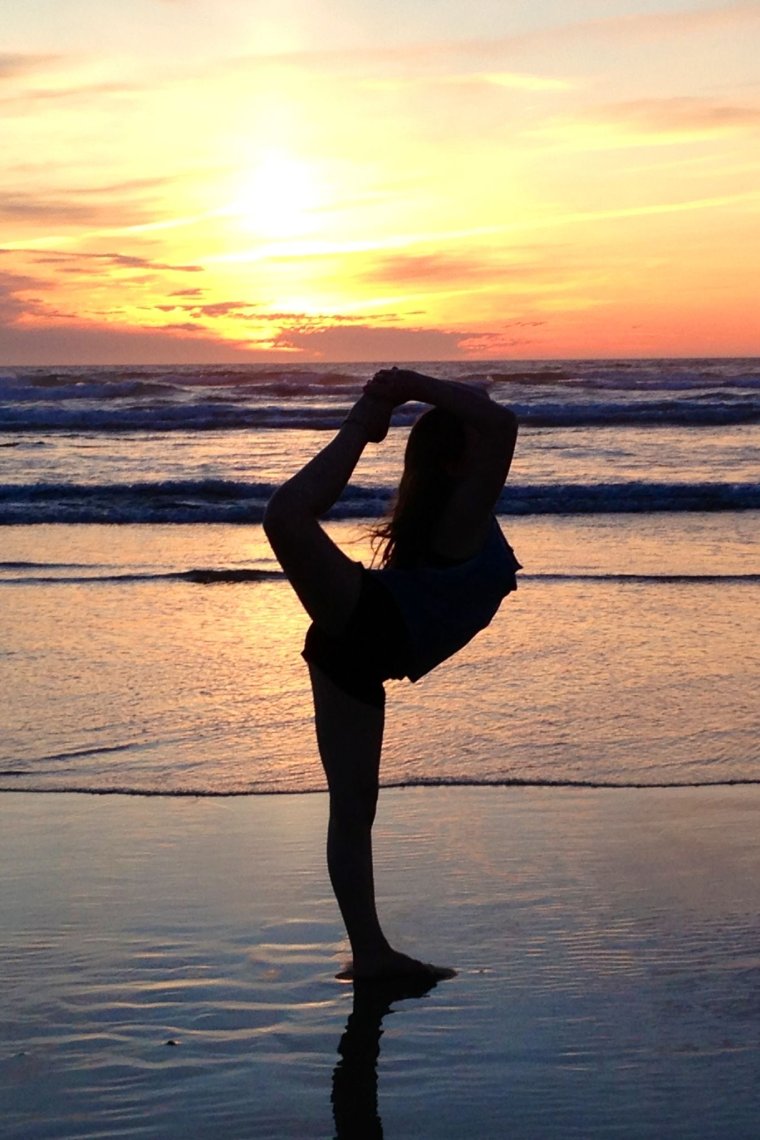 Шпагат в воздухе на закате