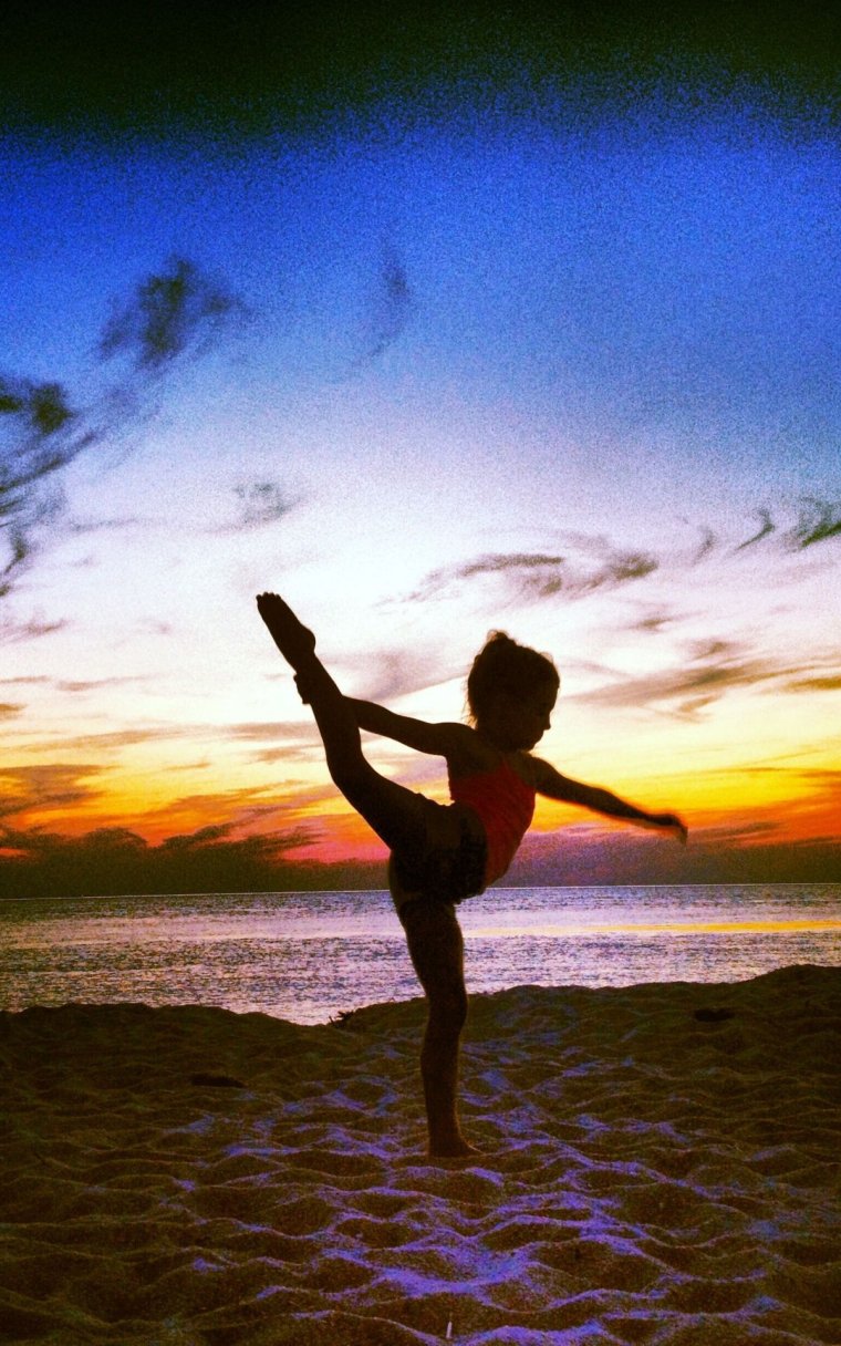Гимнастка на закате