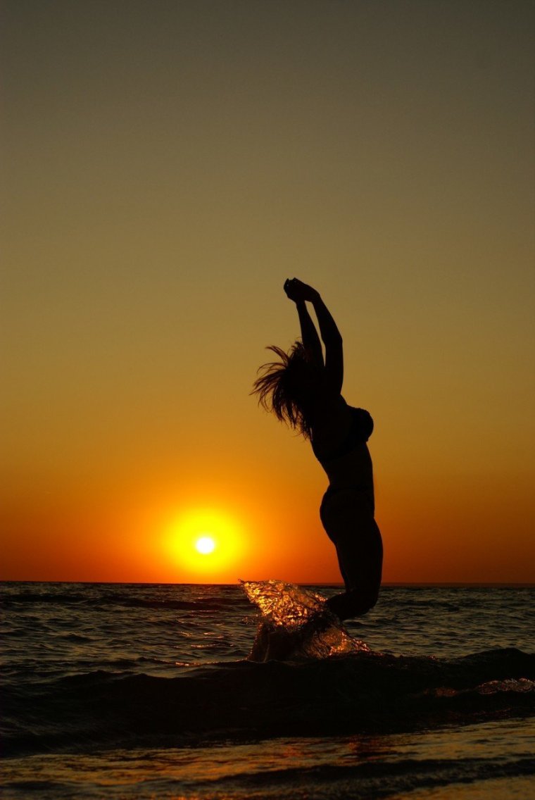 Девушка на закате у моря