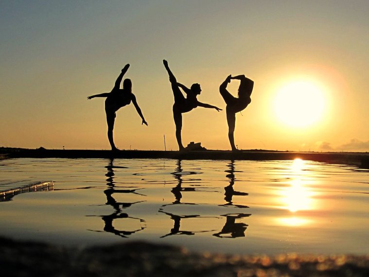 Гимнастка на закате