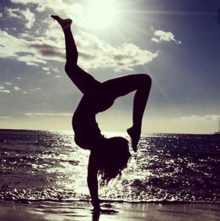 Стойка на руках на закате