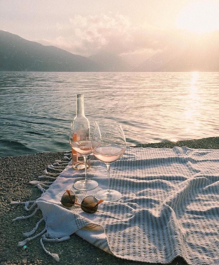 Бокал вина на море