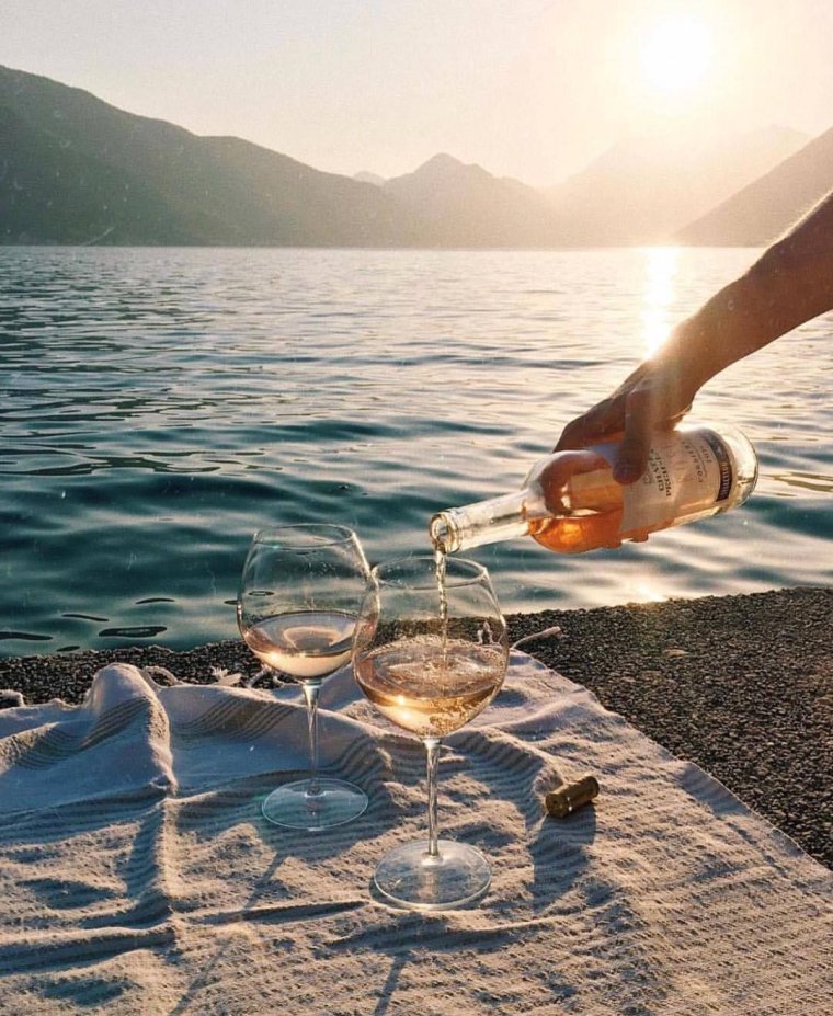 Бокал шампанского на берегу моря