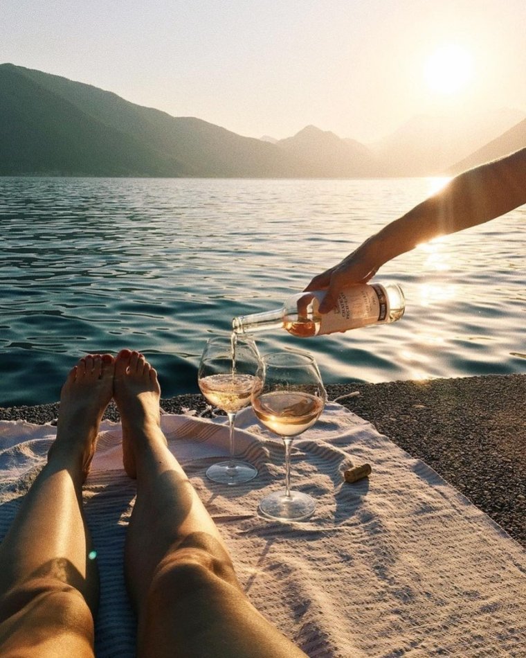 Бокал шампанского на берегу моря