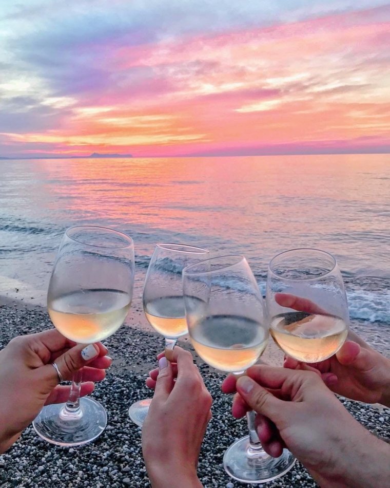 Бокалы на берегу моря