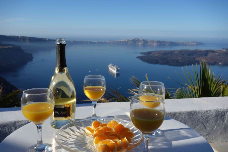 Шампанское с видом на море