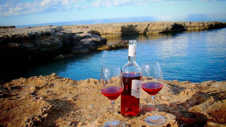 Бокал вина на берегу моря