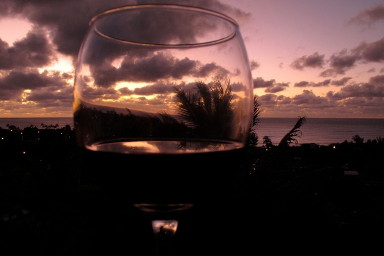 Бокалы вина на берегу реки