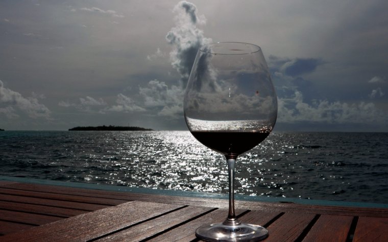 Бокал вина на фоне моря