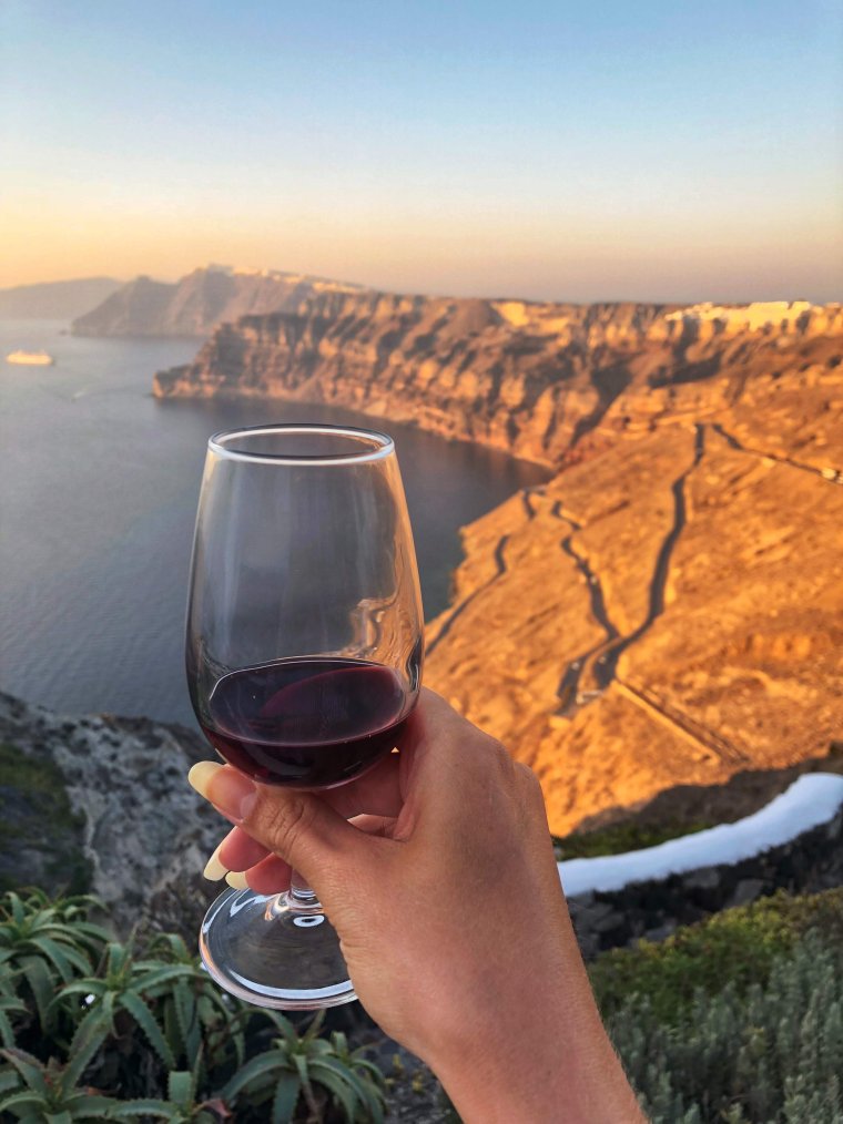 Бокал вина с видом на море
