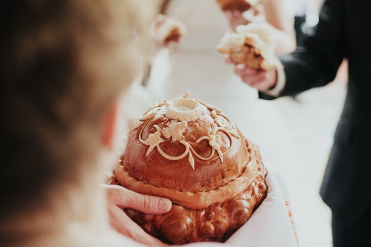 Каравай на свадебном столе